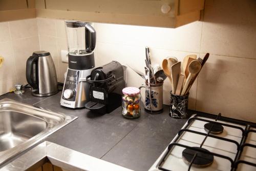 Il comprend une cuisine équipée d'un évier et d'une cuisinière. dans l'établissement Arc de Triomphe Chic Room, à Paris