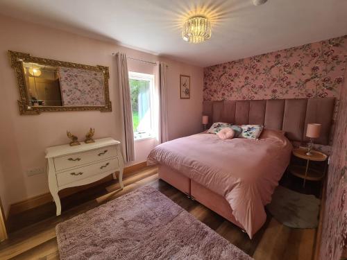 Un pat sau paturi într-o cameră la The Nest by Blake view holidays, a peaceful boutique retreat, 3 miles from Ennerdale- small twin or king bed available