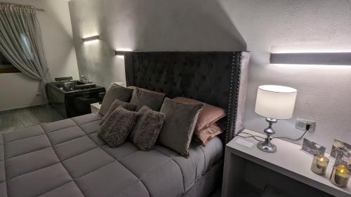 ドモドッソラにあるLA VIA DEL SALEのベッドルーム1室(大型ベッド1台、枕付)
