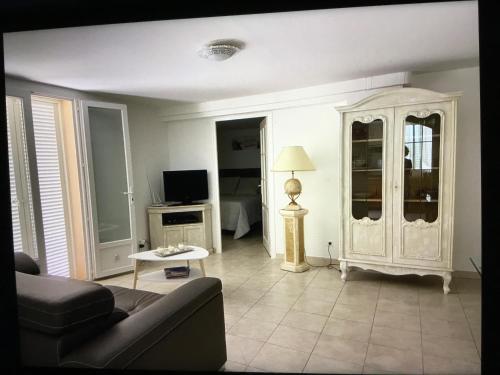 un salon avec un canapé et une télévision dans l'établissement Vacances paisibles, à Alata