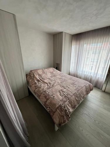 - une chambre avec un lit dans une pièce dotée d'une fenêtre dans l'établissement Groenendijk 8, à Oostduinkerke