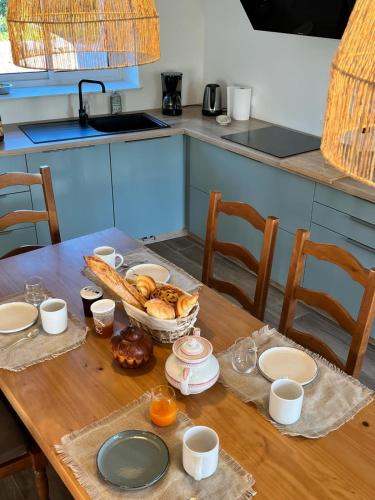 - une table avec un bol de pain et un bol de nourriture dans l'établissement Le Grenier de Maltot, à Réville