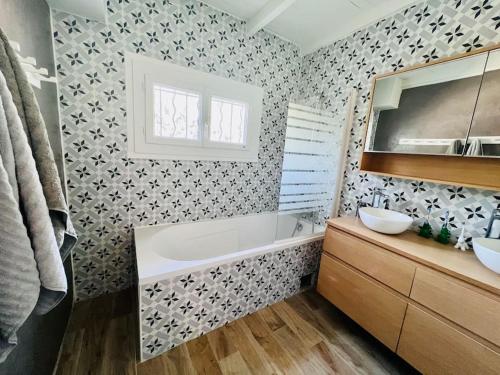 une salle de bain avec une baignoire et un lavabo dans l'établissement Villa des Trois Pins - Piscine, Climatisation, Pétanque et Tennis, à Rousset