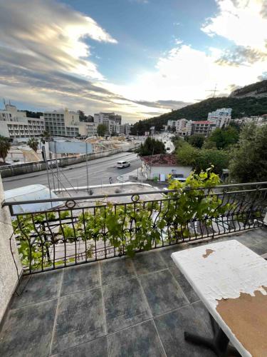 een balkon met uitzicht op de stad bij Apartmani Atlantic in Boreti