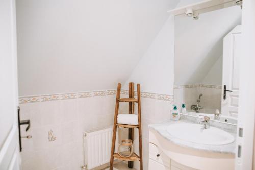 Kúpeľňa v ubytovaní Stunning 3 Bed-Stone Barn in Couze-et-Saint-Front