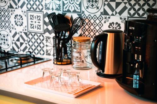 un groupe de verres sur un comptoir dans une cuisine dans l'établissement Moderne lumineux centre ville et plage à 5 min Proche place Strasbourg, à Brest