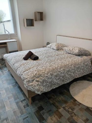 une chambre avec un lit avec deux oreillers dessus dans l'établissement Moderne lumineux centre ville et plage à 5 min Proche place Strasbourg, à Brest