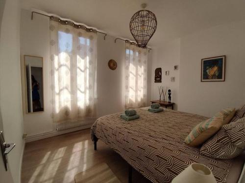 une chambre avec un lit et une grande fenêtre dans l'établissement La casa del mundo, à Toulouse