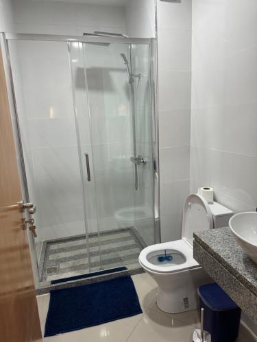 La salle de bains est pourvue d'une douche, de toilettes et d'un lavabo. dans l'établissement Holiday Apartments TF, à Praia