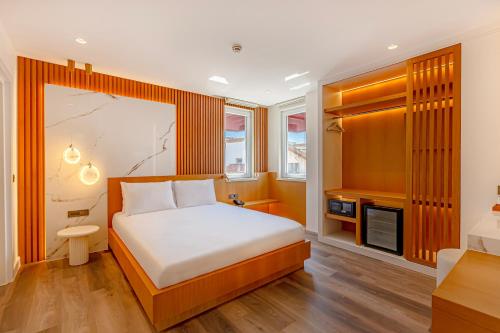 ein Schlafzimmer mit einem großen Bett und einem TV in der Unterkunft Dulcet Hotel in Antalya