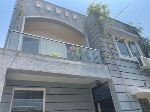Sai udaipur home stay في أودايبور: مبنى به شرفة عليها نباتات