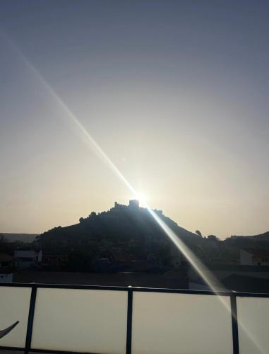 vista para o pôr-do-sol numa colina em Casa de la luz em Peñafiel