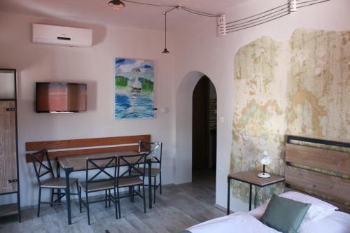 a living room with a table and chairs and a couch at Zamárdi Trafóház in Zamárdi
