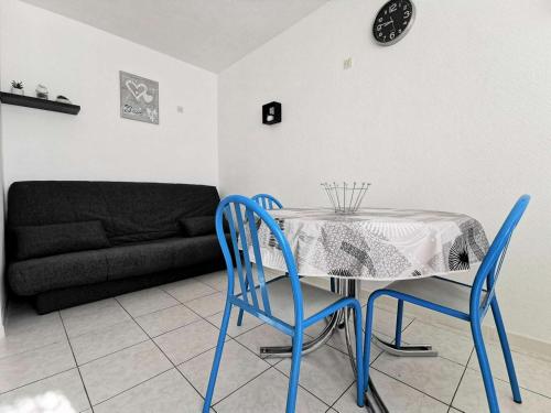 une salle à manger avec une table, des chaises et un canapé dans l'établissement Résidence Les Terrasses Du Port - 2 Pièces 4 couchages PORT LEUCATE MAE-5514, à Port-Leucate