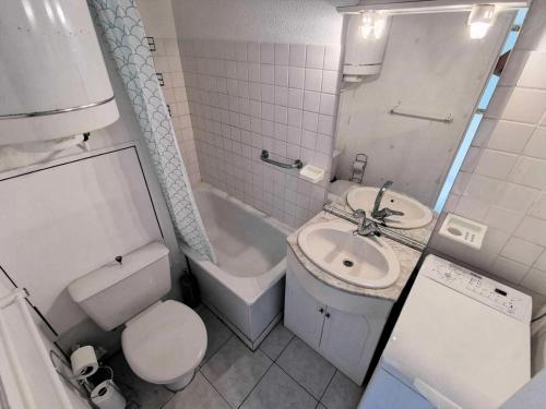 une salle de bain avec toilettes, lavabo et baignoire dans l'établissement Résidence Les Terrasses Du Port - 2 Pièces 4 couchages PORT LEUCATE MAE-5514, à Port-Leucate