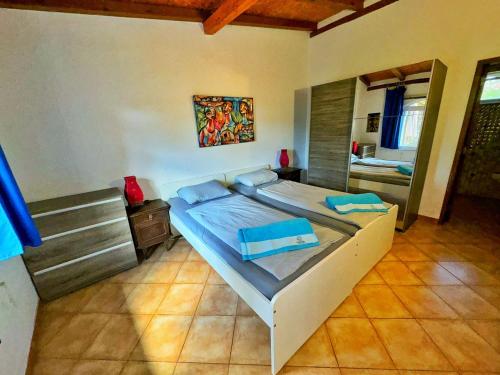 sypialnia z dużym łóżkiem w pokoju w obiekcie Oasis Camp Portugal w mieście Lagoa