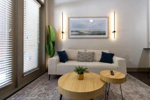 - un salon avec un canapé et deux tables dans l'établissement Luxury Downtown Houston Suite, à Houston