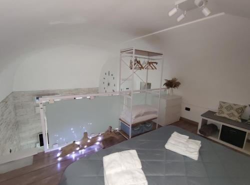 Cette chambre blanche dispose d'un lit et d'une grande fenêtre. dans l'établissement My Cozy Home, à Brindisi