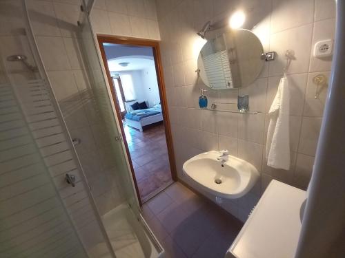 Ένα μπάνιο στο Green Garden Apartments