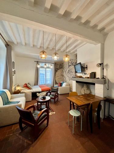 un salon avec un canapé et une cheminée dans l'établissement Le voyage à Dieppe au centre ville, à Dieppe