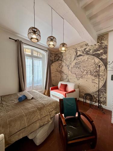 - une chambre avec un lit, une chaise et une carte dans l'établissement Le voyage à Dieppe au centre ville, à Dieppe