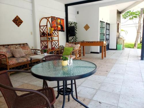 - une chambre avec une table, des chaises et un canapé dans l'établissement Casa de campo Amapolas, à Treinta