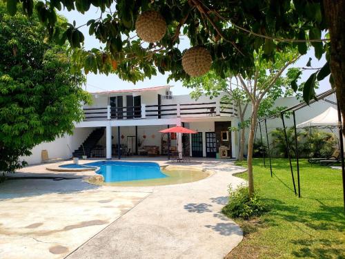- une vue extérieure sur une maison avec une piscine dans l'établissement Casa de campo Amapolas, à Treinta