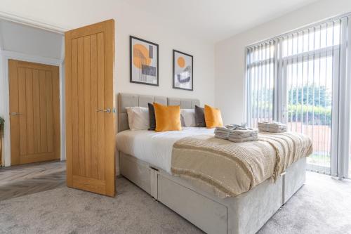 Luxury 4 Bed House Near Birmingham Sleeps 10 Free Parking Fast WiFi photo 9