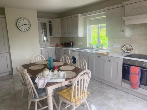 A kitchen or kitchenette at Cara's Cottage