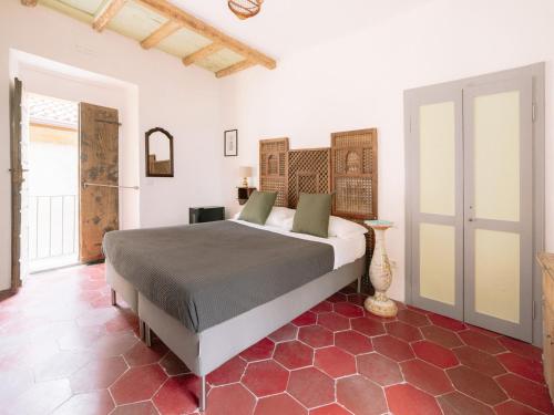 1 dormitorio con 1 cama grande en una habitación en Casa Aquadulza, en Tremezzo