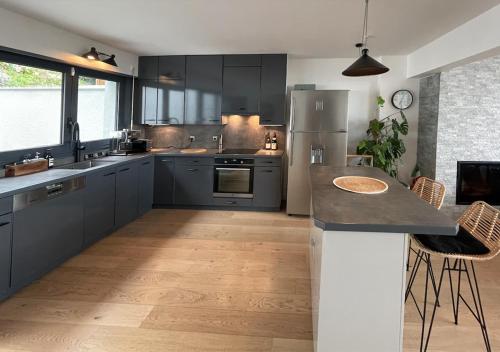 een keuken met roestvrijstalen apparatuur en een aanrecht bij Maison d'architecte 30 min Paris in Fontenay-aux-Roses
