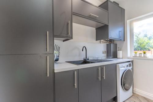 Luxury 4 Bed House Near Birmingham Sleeps 10 Free Parking Fast WiFi photo 10