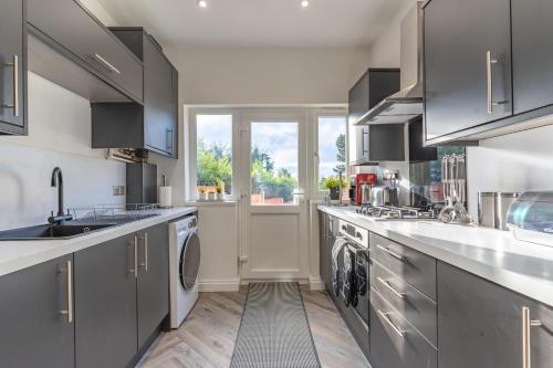 Luxury 4 Bed House Near Birmingham Sleeps 10 Free Parking Fast WiFi photo 48
