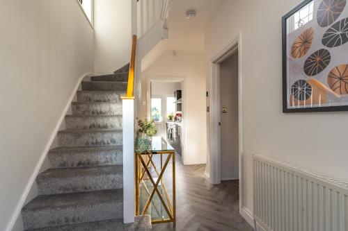 Luxury 4 Bed House Near Birmingham Sleeps 10 Free Parking Fast WiFi photo 24
