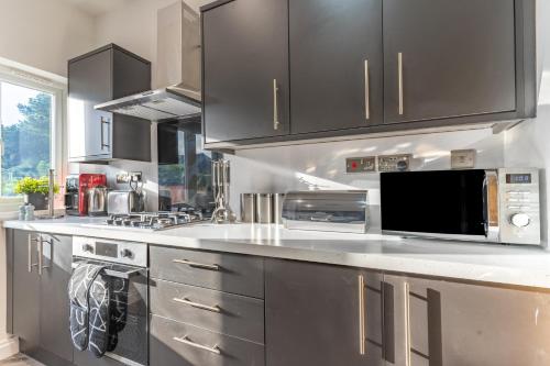 Luxury 4 Bed House Near Birmingham Sleeps 10 Free Parking Fast WiFi photo 23