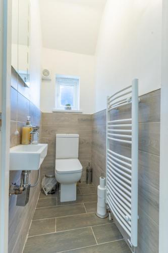 Luxury 4 Bed House Near Birmingham Sleeps 10 Free Parking Fast WiFi photo 34