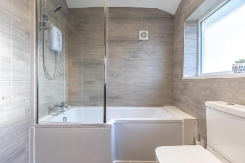 Luxury 4 Bed House Near Birmingham Sleeps 10 Free Parking Fast WiFi photo 38