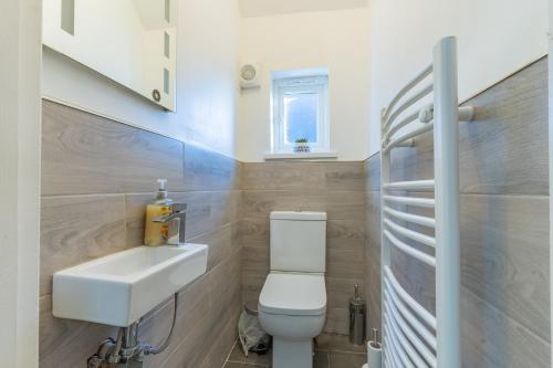 Luxury 4 Bed House Near Birmingham Sleeps 10 Free Parking Fast WiFi photo 39