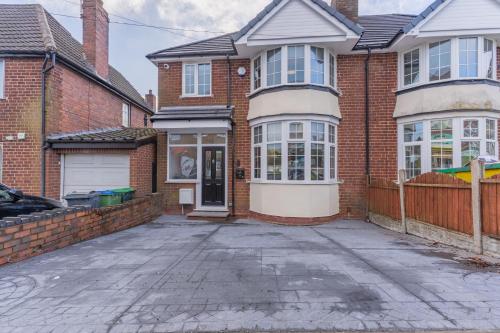 Luxury 4 Bed House Near Birmingham Sleeps 10 Free Parking Fast WiFi photo 59