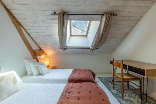 En eller flere senge i et værelse på La Maison des Chalands