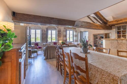 une cuisine et une salle à manger avec une table et des chaises dans l'établissement La Maison des Chalands, à Blois