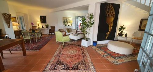sala de estar con sofá y mesa en Casa Vacanze - 12 Maggio, en Campagnano di Roma