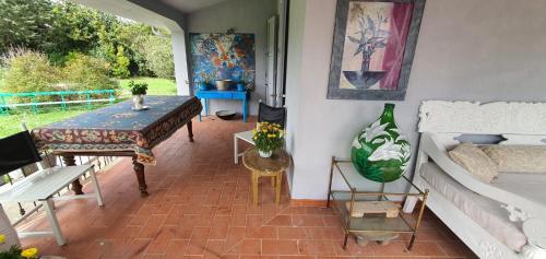 una habitación con mesa y sillas y una habitación con ventana en Casa Vacanze - 12 Maggio, en Campagnano di Roma