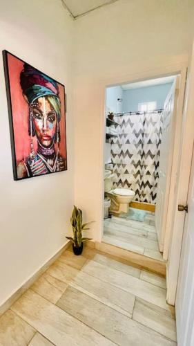 um corredor com uma pintura na parede e uma casa de banho em Apartamento Alicia em Comayagua