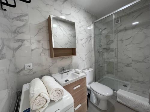 une salle de bain avec un lavabo, des toilettes et une douche dans l'établissement WD Saint Roch - Appartement 201 - Métro 7 Proche Paris, à Villejuif