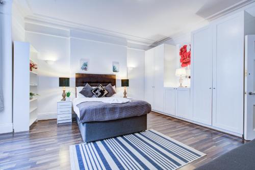 Cama ou camas em um quarto em 4 Bedroom and Livingroom Luxury Villa In Central London