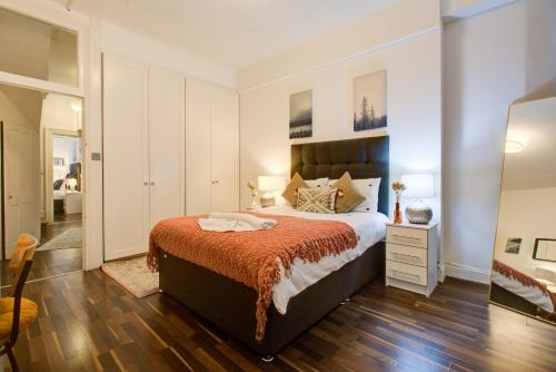 เตียงในห้องที่ 4 Bedroom and Livingroom Luxury Villa In Central London