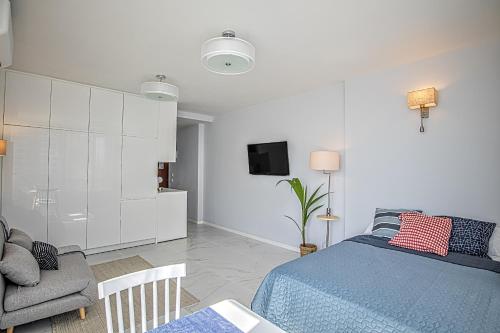 Elegant studio with pool and seaview