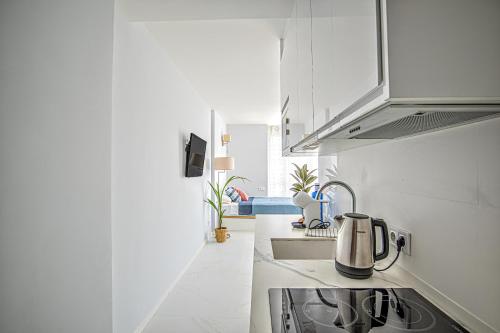 Elegant studio with pool and seaview
