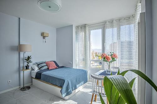 Un pat sau paturi într-o cameră la Elegant studio with pool and seaview